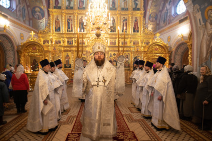 Митрополит Игнатий совершил Божественную литургию и чин Великого освящения воды в Свято-Троицком кафедральном соборе г. Саратова