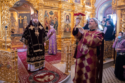 Митрополит Игнатий совершил Божественную литургию в Свято-Троицком кафедральном соборе г. Саратова