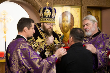Митрополит Игнатий совершил Великое освящение Крестовоздвиженского подворья Свято-Алексиевского женского монастыря г. Саратова и Божественную литургию в новоосвященном храме