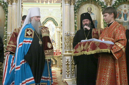 Духовенство и сотрудники Епархиального Управления поздравили Митрополита Лонгина с Днем тезоименитства