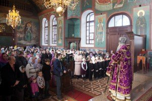 Божественная литургия в храме в честь Воздвижения Честного и Животворящего Креста Господня г. Хвалынска