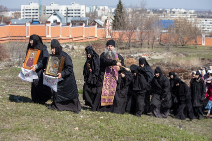 В Свято-Алексиевском монастыре прошел сестринский крестный ход