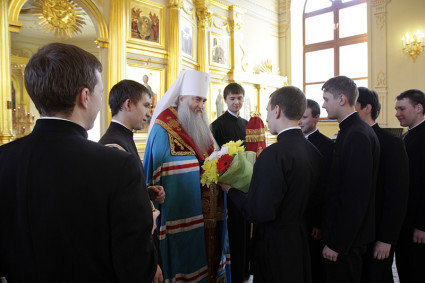 Митрополит Лонгин поздравил с праздником Пасхи семинаристов и воспитанниц женского духовного училища