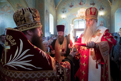 Благодатный огонь доставили на Пасхальную вечерню, которую возглавил Митрополит Лонгин