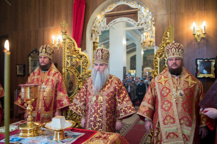 Митрополит Лонгин, Епископ Пахомий, Епископ Ферапонт совершили Божественную литургию в Покровском храме г. Покровска (Энгельса)