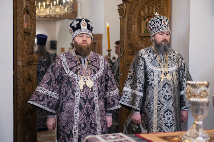 Митрополит Игнатий и епископ Варфоломей совершили вечерню в соединении с Литургией святителя Василия Великого в Свято-Троицком соборе г. Балаково