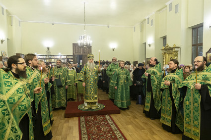 Всенощное бдение на Архиерейском подворье — в храме преподобного Серафима Саровского г. Саратова