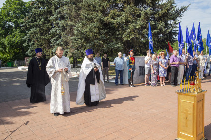 В День памяти и скорби на Воскресенском кладбище Саратова совершена заупокойная лития