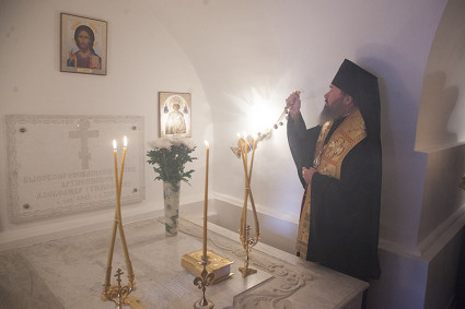 Архиепископ Элистинский и Калмыцкий Юстиниан совершил Божественную литургию и панихиду в Духосошественском храме г. Саратова