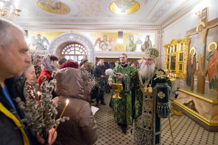 Митрополит Саратовский и Вольский Лонгин совершил Всенощное бдение в Свято-Троицком кафедральном соборе г.Саратова