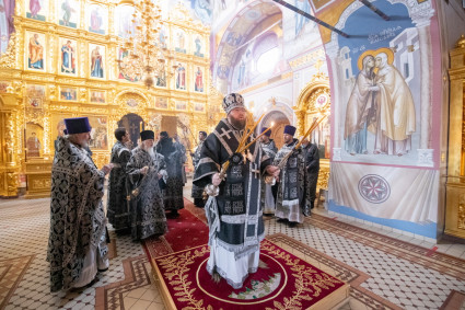 Митрополит Игнатий совершил Литургию Преждеосвященных Даров на Архиерейском подворье — в Свято-Троицком кафедральном соборе г. Саратова