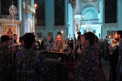 Утреня Великой Пятницы в Духосошественском кафедральном соборе Саратова