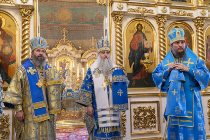 Божественная литургия в Свято-Троицком кафедральном соборе г. Покровска (Энгельса)