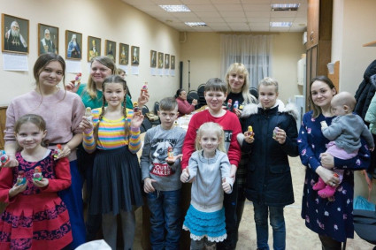 В семейном клубе Покровского храма прошел мастер-класс по росписи русской матрешки