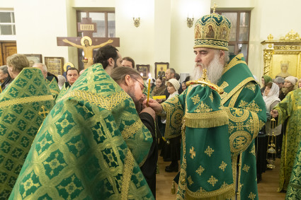 Всенощное бдение на Архиерейском подворье — в храме преподобного Серафима Саровского г. Саратова