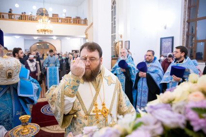 Митрополит Игнатий совершил всенощное бдение в Казанском храме Саратова