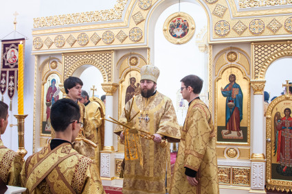 Божественная литургия на Архиерейском подворье — в храме во имя святых равноапостольных Мефодия и Кирилла при СГУ г. Саратова