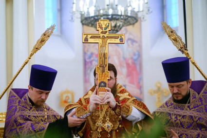 Митрополит Игнатий совершил всенощное бдение с выносом Креста в соборном храме святителя Спиридона Тримифунтского г. Саратова