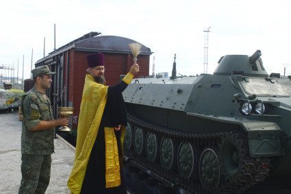 Священник освятил военную технику перед отправкой на состязания