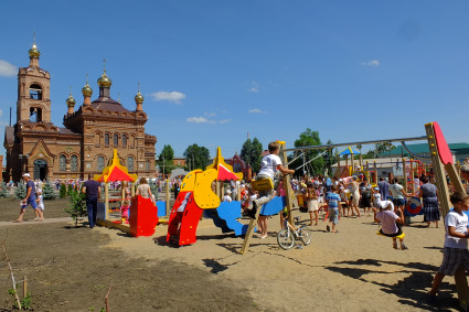 На территории Крестовоздвиженского храма г.Хвалынска установлена детская игровая площадка