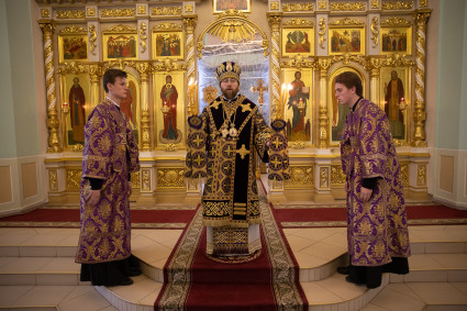 Митрополит Игнатий совершил всенощное бдение с чином воздвижения Креста в кафедральном соборе Живоначальной Троицы г. Вольска