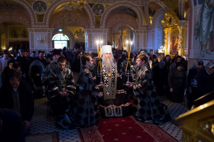 Великое повечерие с чтением канона преподобного Андрея Критского в Свято-Троицком кафедральном соборе Саратова