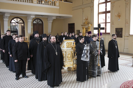 Утреннее богослужение на Архиерейском подворье — храме во имя святого апостола и евангелиста Иоанна Богослова при СПДС