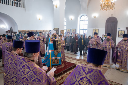 Митрополит Игнатий совершил Божественную литургию в храме Рождества Христова г. Саратова