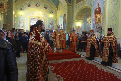Всенощное бдение в храме в честь Покрова Пресвятой Богородицы Саратова