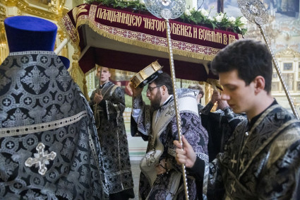 Митрополит Игнатий совершил чин выноса Плащаницы Христа и чин погребения Спасителя в Покровском соборе г. Саратова