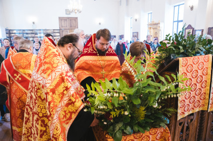 В Серафимовском храме Саратова встретили ковчег с частицей мощей святого великомученика Пантелеимона