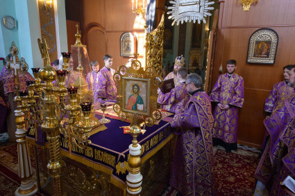 Митрополит Игнатий совершил Божественную литургию в Свято-Духовском соборе г. Саратова