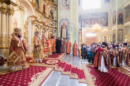 Божественная литургия в храме в честь Покрова Пресвятой Богородицы г. Саратова в день тезоименитства Митрополита Саратовского и Вольского Лонгина