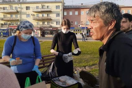 Саратовским бездомным раздали обеды и продукты