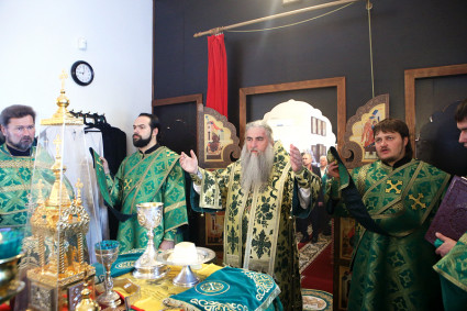 Божественная литургия в храме во имя преподобного Сергия Радонежского г. Саратова