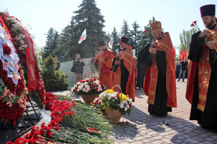 На Воскресенском кладбище совершена лития по воинам, погибшим в годы Великой Отечественной войны