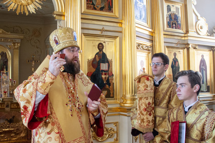 Божественная литургия на Архиерейском подворье — в храме во имя святого апостола и евангелиста Иоанна Богослова при СПДС