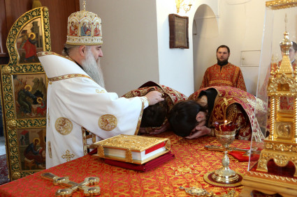 Божественная литургия на Архиерейском подворье — храме в честь иконы Божией Матери «Утоли моя печали» г. Саратова
