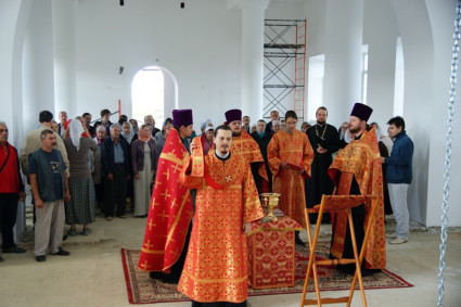 В храме, строящемся во имя Саратовских святых, молитвенно отметили их память