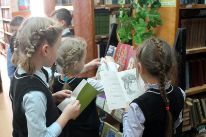 Ко Дню православной книги библиотека Свято-Покровской гимназии Саратова пополнилась литературой