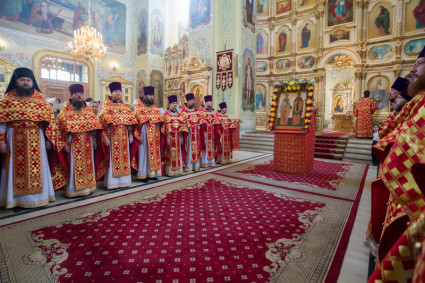 Божественная литургия в Покровском храме Саратова