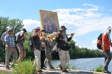 Более 400 километров позади у участников крестного хода в честь царственных страстотерпцев