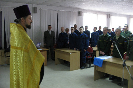 Священник благословил новобранцев перед отправкой на прохождение воинской службы