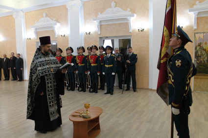 Священник совершил Чин освящения Боевого знамени Саратовского военного института войск национальной гвардии Российского Федерации