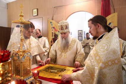 Божественная литургия в храме в честь святителя Митрофана, епископа Воронежского, г. Саратова