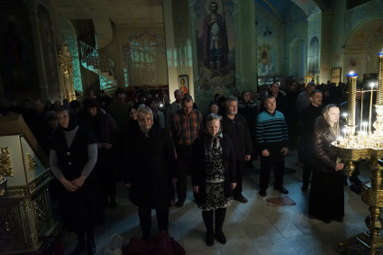 Великое повечерие с чтением канона преподобного Андрея Критского в храме в честь Покрова Пресвятой Богородицы г. Саратова
