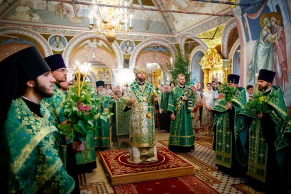 Всенощное бдение в Свято-Троицком кафедральном соборе Саратова