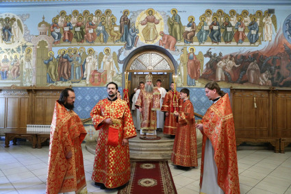 Крещальная Литургия в Свято-Троицком соборе Саратова