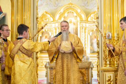 Епископ Феодор совершил Литургию в Покровском соборе г. Саратова