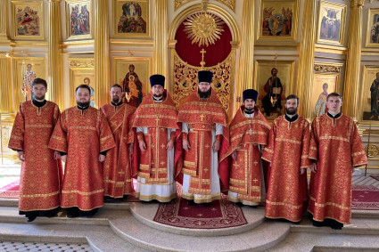 Выпускники СПДС в священном сане совершили богослужение